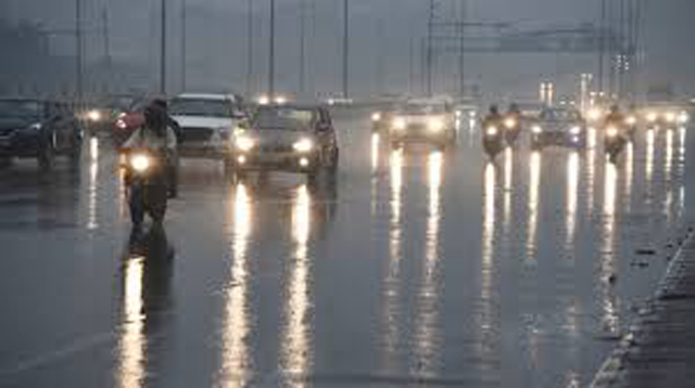 राजधानी दिल्ली पर कुदरत मेहरबान, कृत्रिम से पहले होगी प्राकृतिक बारिश