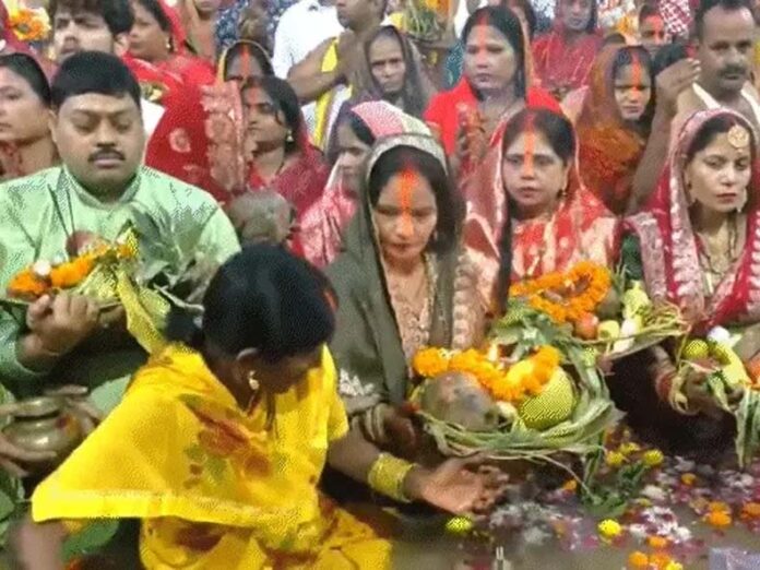 दिल्ली में छठ घाटों पर उमड़ी भीड़, महिलाओं ने उगते सूर्य को दिया ऊषा अर्घ्य