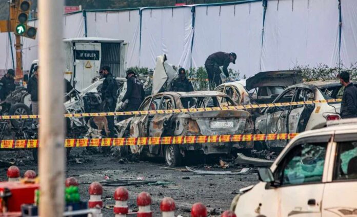 दिल्ली ब्लास्ट मामले में लाल रंग की संदिग्ध इको स्पोर्ट्स गाड़ी को फरीदाबाद पुलिस ने किया राउंड अप-Faridabad Police rounded up a red coloured Eco Sports car suspected in the Delhi blast case.-Aaj Samaaj