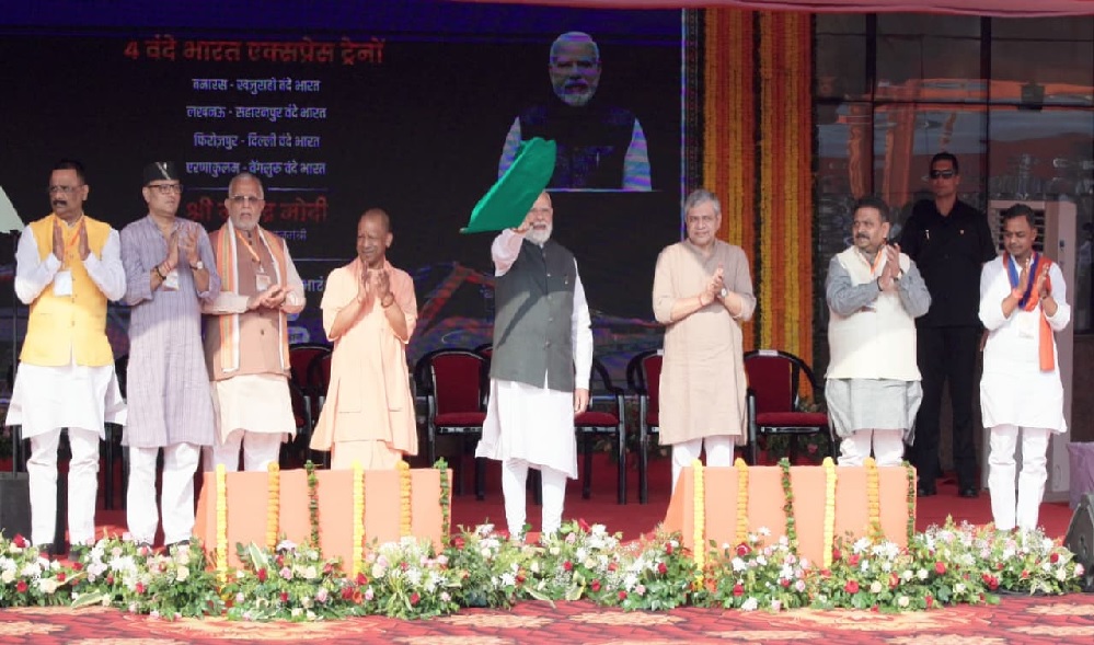 प्रधानमंत्री मोदी ने काशी से चार नई वंदे भारत ट्रेनों को दिखाई हरी झंडी