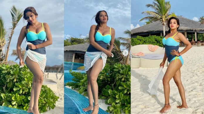 मोनालिसा ने मोनोकिनी में लगाई बीच पर आग, बोल्ड फोटोज देख लोगों छूट गए पसीने