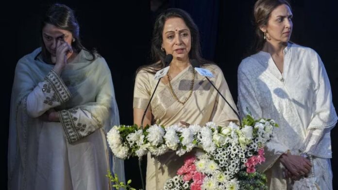 प्रेयर मीट में भावुक हुईं Hema Malini, बोलीं- धरम जी का एक सपना रह गया अधूरा