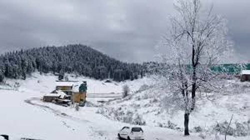 पहाड़ों ने ओढ़ी बर्फ की चादर, मैदानों में गिरा तापमान