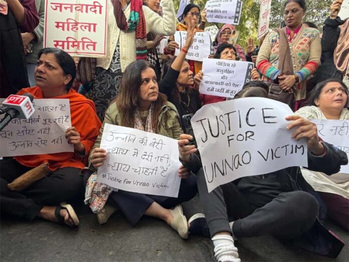 जंतर-मंतर पर प्रदर्शन कर रहे उन्नाव रेप पीड़ित और कुलदीप सेंगर समर्थकों में झड़प