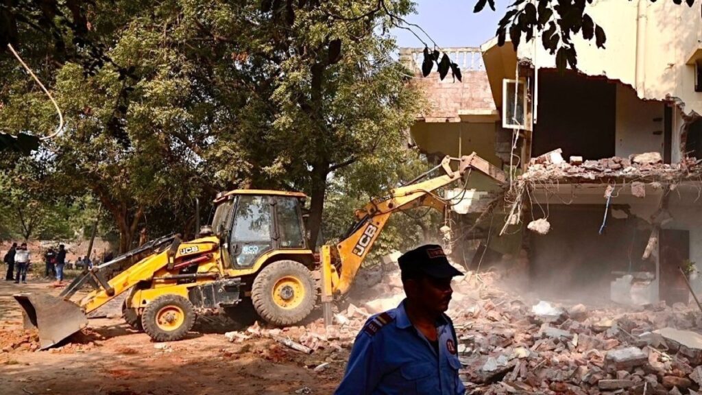 दिल्ली में फिर शुरू हुआ DDA का बुलडोजर एक्शन, अब सैनिक फॉर्म में कोठी जमींदोज, मचा हड़कंप