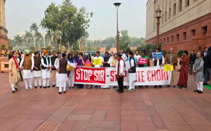 विपक्षी पार्टियों ने एसआईआर के खिलाफ किया विरोध प्रदर्शन