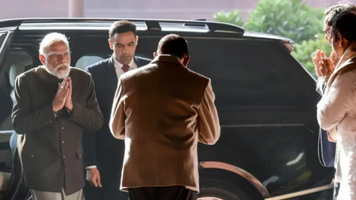 आप काम करते रहिए यह मजदूर आपके पीछे खड़ा है : प्रधानमंत्री