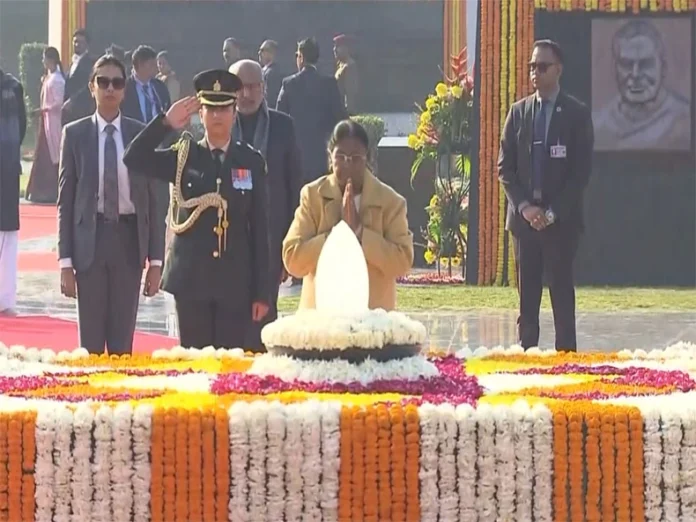 राष्ट्रपति, उपराष्ट्रपति व प्रधानमंत्री समेत कई नेताओं ने ‘सदैव अटल’ पर जाकर किया नमन