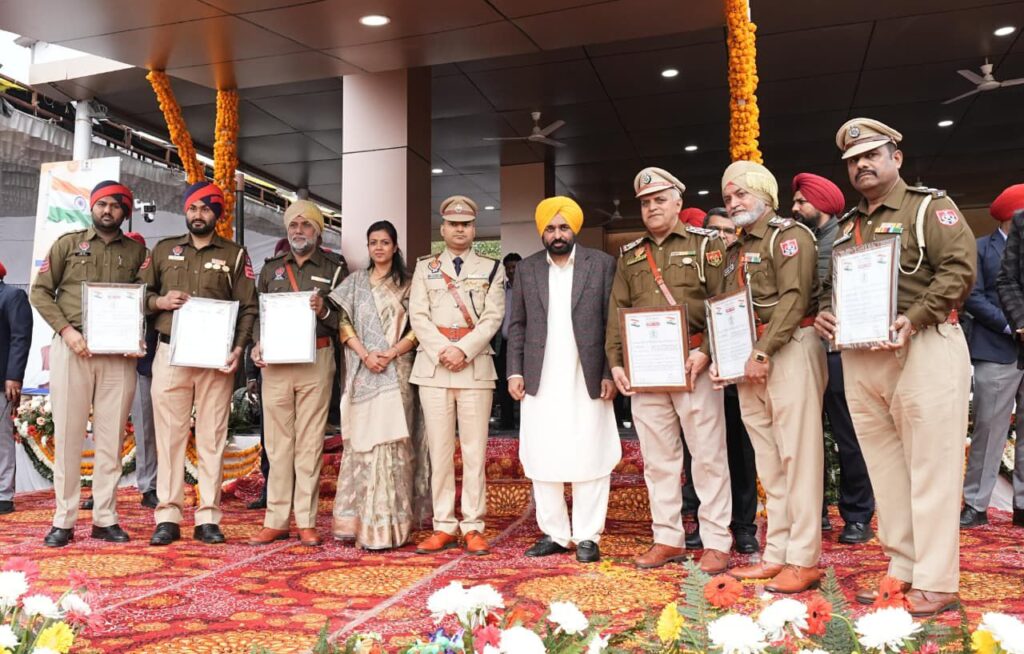 गणतंत्र दिवस: मुख्यमंत्री भगवंत सिंह मान ने होशियारपुर में तिरंगा लहराया, पंजाब में शासन संबंधी सुधारों का जिक्र किया*