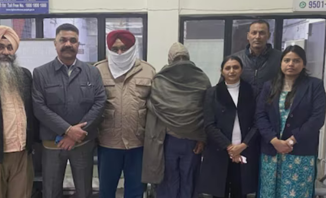 फॉरेस्ट गार्ड और दिहाड़ी मजदूर को 20,000 रुपये रिश्वत लेते..