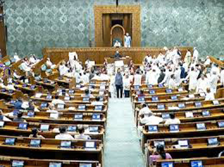 संसद में हंगामा, बजट को लेकर विपक्ष का प्रदर्शन