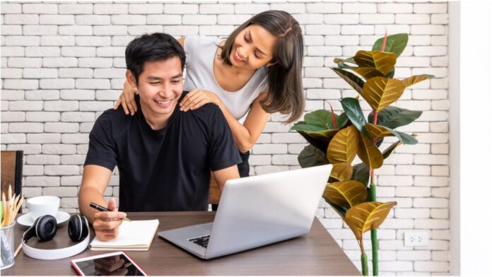 युवाओं को क्यों पसंद आ रही हैं मैच्योर महिलाएं, एक्सपर्ट ने खोला राज