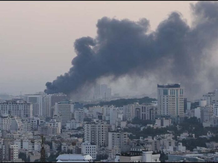 ईरान-इजराइल जंग, खाड़ी देशों में भारतीयों से घरों में रहने की अपील, एडवाइजरी जारी