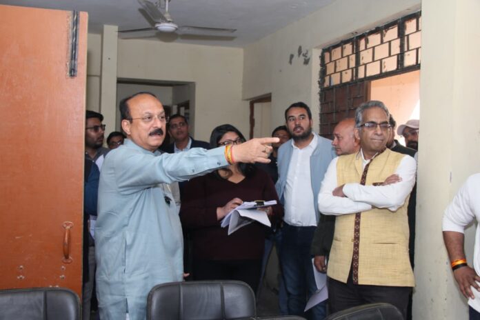 Minister Ashish Sood ने भलस्वा स्थित एहर फ्लैट्स का निरीक्षण किया