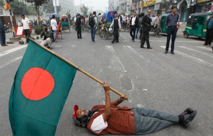 चुनाव में भारी जीत के बाद नारायणगंज में बीएनपी के कार्यालय में आग लगाई