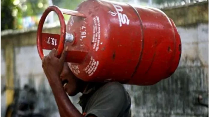 गैस सिलेंडर निगरानी के लिए उपायुक्त ने दिए निर्देश, संबंधित एसडीएम के साथ तैनात किए अन्य अधिकारी