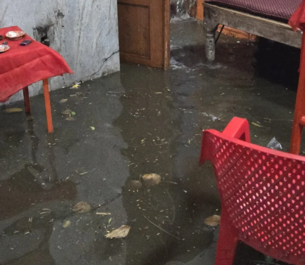 बड़ा तालाब हनुमान मंदिर में घुसा गंदा पानी