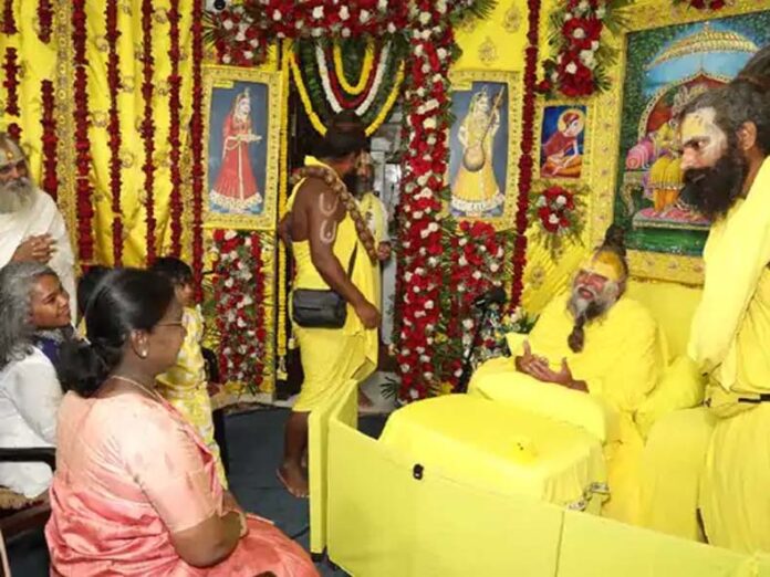 राष्ट्रपति द्रौपदी मुर्मू ने संत प्रेमानंद से मुलाकात की