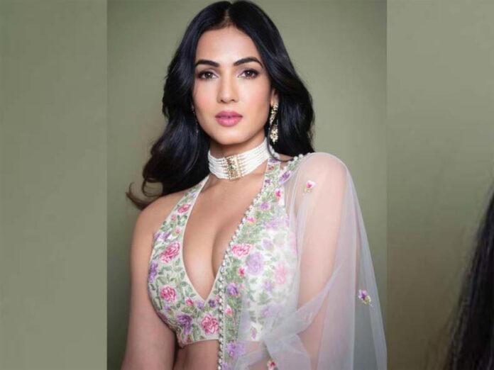 ईरान-इजराइल जंग के बीच, दुबई में फंसीं सोनल चौहान