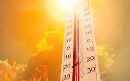 दिल्ली में गर्मी के तेवर, बेहाल दिखे लोग