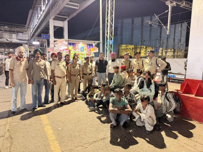 जिला युवा विकास संगठन ने जननायक एक्सप्रेस से 10 बच्चों को रेस्क्यू किया