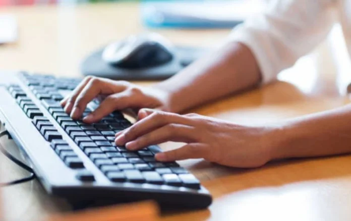 टाइप टेस्ट क्लियर नहीं कर पाए तो क्लर्क से तीन कर्मी बने चपरासी