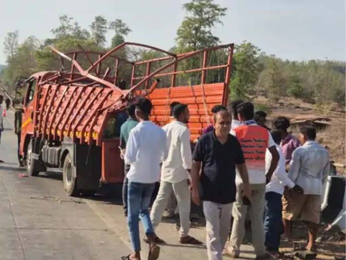 मुंबई-अहमदाबाद नेशनल हाईवे पर ट्रक और कंटेनर की टक्कर, 12 लोगों की मौत