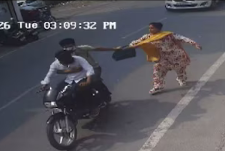 Crime News: लुधियाना में महिला का पर्स छीना गया, घटना CCTV में कैद