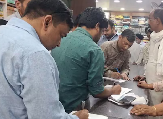 दुकान पर GST का छापा, विपक्षी दलों ने सरकार पर लगाए…