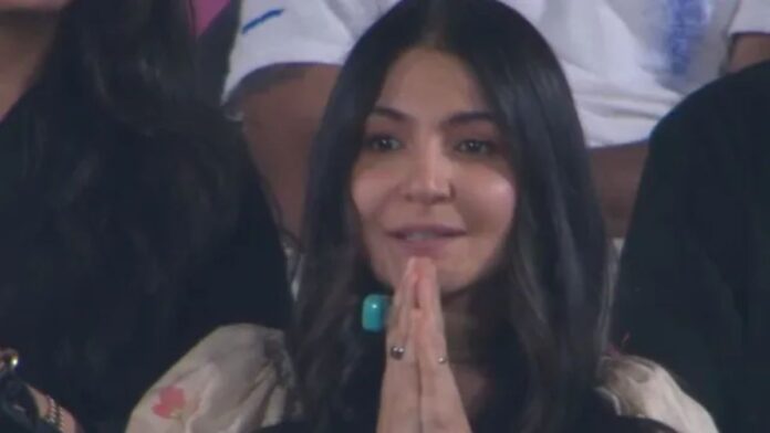मैदान में Virat Kohli का जलवा, स्टैंड्स में ‘राधा’ नाम जपती दिखीं Anushka Sharma, RCB की जीत ने जीता दिल
