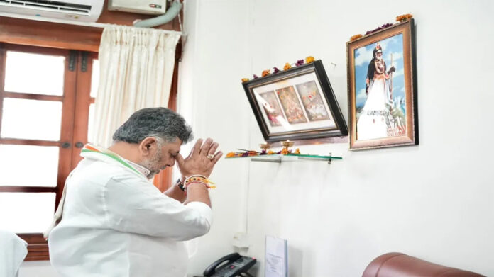 कौन हैं डीके शिवकुमार के आध्यात्मिक गुरु गंगाधर अजजय्या, जिनके नाम पर ली सीएम पद की शपथ?