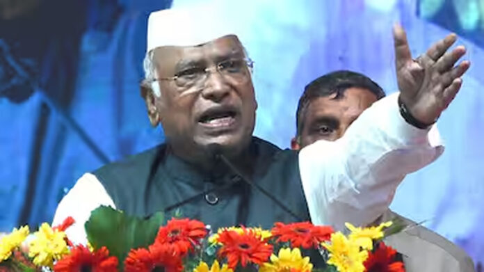 डीके-डीके के नारे लगने पर भड़के कांग्रेस अध्यक्ष खड़गे