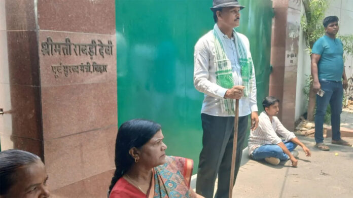 सुरक्षा कटौती से नाराज राबड़ी देवी ने बंगले से हटाए सभी पुलिसकर्मी, तेजस्वी ने भी लौटाई सुरक्षा