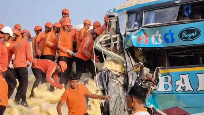 वडोदरा में स्लीपर बस और ट्रक की टक्कर में 6 लोगों की मौत