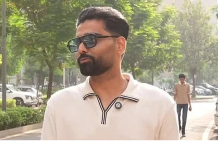 मुंबई के अभिषेक वैश्य ने पिता के साथ ठेले पर बेची सब्जी, अब सीए बना, माता-पिता के लिए खरीदा 1 करोड़ का फलैट