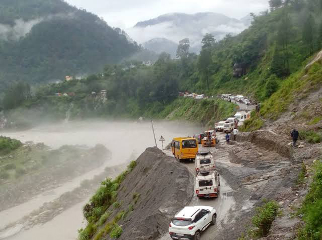 उत्तराखंड में बारिश का कहर, 10 जिलों में स्कूल बंद