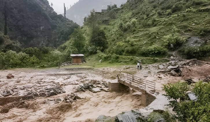 कश्मीर घाटी में दो जगह फटा बादल, फ्लैश फ्लड से अफरा-तफरी