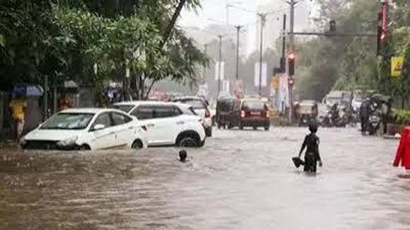 मुंबई में आफत की बारिश, घरों में कैद हुए लोग