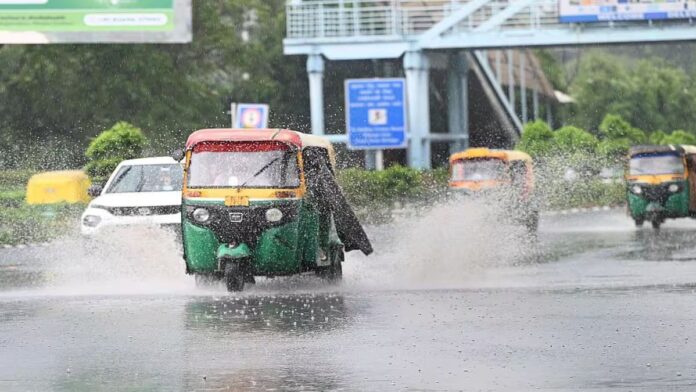 दिल्ली में झमाझम बारिश की दस्तक! IMD ने तेज हवाओं और गरज-चमक को लेकर किया अलर्ट