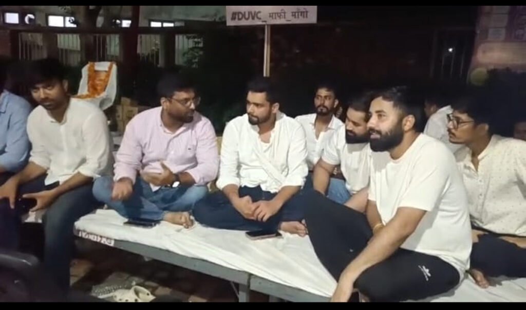 डीयू में भूख हड़ताल पर बैठे एनएसयूआई के छात्रों से मिले संदीप दीक्षित, आंदोलन को दिया समर्थन
