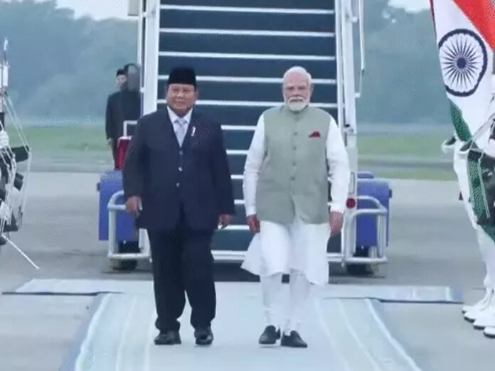 PM Modi Indonesia Visit: इंडोनेशिया पहुंचे पीएम मोदी