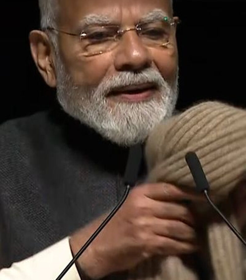 न्यूजीलैंड में पीएम मोदी ने दिखाया 30 साल पुराना मफलर, बोले- आज भी मेरे पास