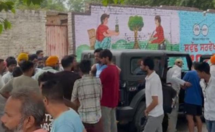 अमृतसर के छेहरटा में खड़ी ‘थार’ गाड़ी में एक युवक का शव..