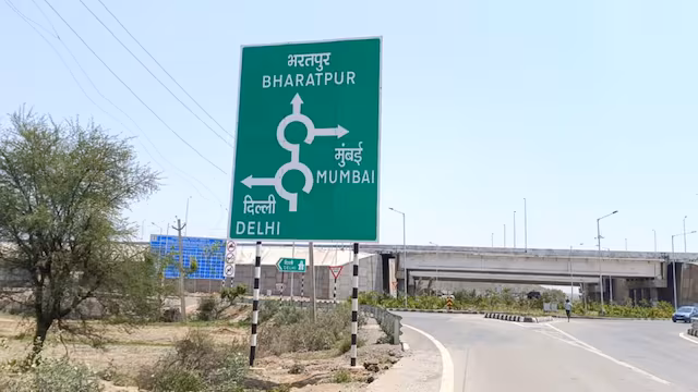 दिल्ली-मुंबई एक्सप्रेसवे पर भीषण सड़क हादसा, 3 लोगों की मौत, तीन घायल, पुलिस जांच में जुटी