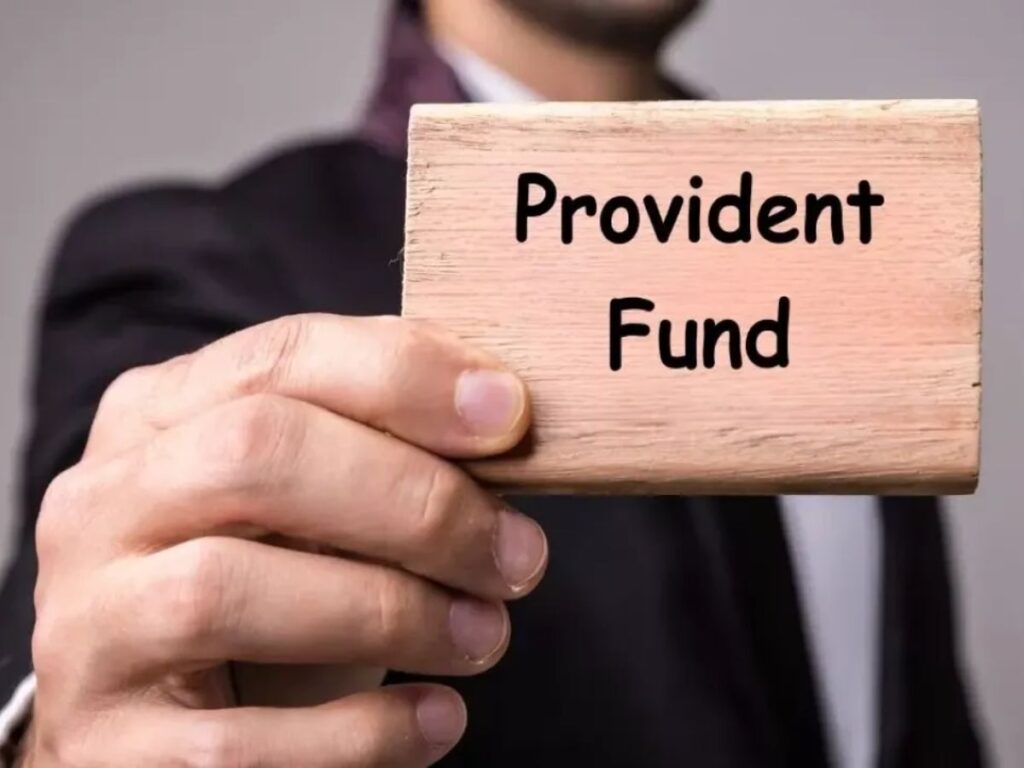 रिटायरमेंट के बाद PF से जुड़ी यह गलती न करें, बंद हो जाएगा इंट्रेस्ट, होगा नुकसान