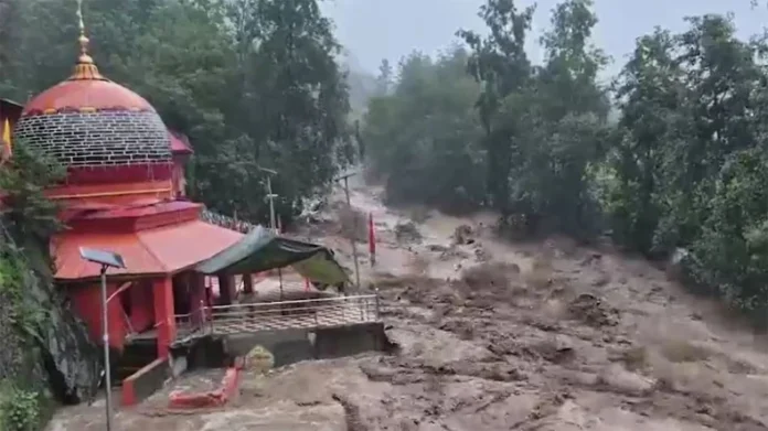 जम्मू-कश्मीर के डोडा में फटा बादल, फ्लैश फ्लड और भारी मलबे से जनजीवन प्रभावित