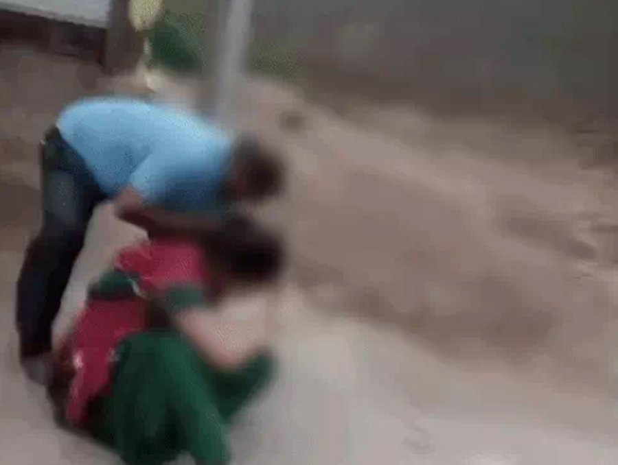 रेवाड़ी में घर की लड़ाई सड़क पर आई, पति पे पत्नी पर बरसाए लात घूसे, मामला जानकर सब हुए हैरान