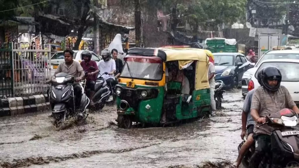 दिल्ली-एनसीआर में तेज बारिश, कई इलाकों में 3-4 फीट तक पानी भरा, गुरुग्राम में वर्क फ्रॉम होम की एडवाइजरी