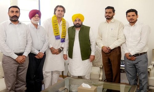 पूर्व भारतीय क्रिकेटर मनप्रीत सिंह ‘गोनी’ और इंटरनेशनल गोल्ड मेडलिस्ट कुनार आम आदमी पार्टी में शामिल