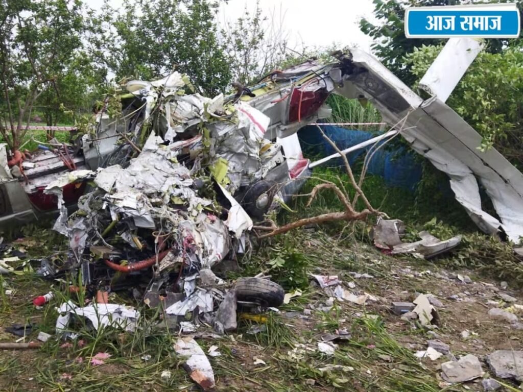 Kanpur Aircraft Crash: कानपुर में खेत में गिरा ट्रेनिंग एयरक्राफ्ट, इंस्ट्रक्टर और ट्रेनी पायलट की मौत | Uttar Pradesh